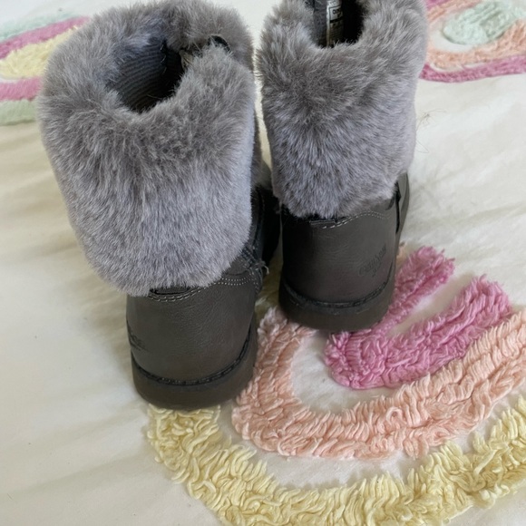 Oshkosh little girl boots different shades of grey with top faux fur size 9 - Picture 4 of 5